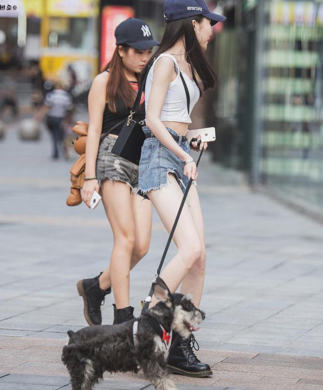 街拍美女：一位清纯甜美小姐姐带着“儿子”和闺蜜一起逛街