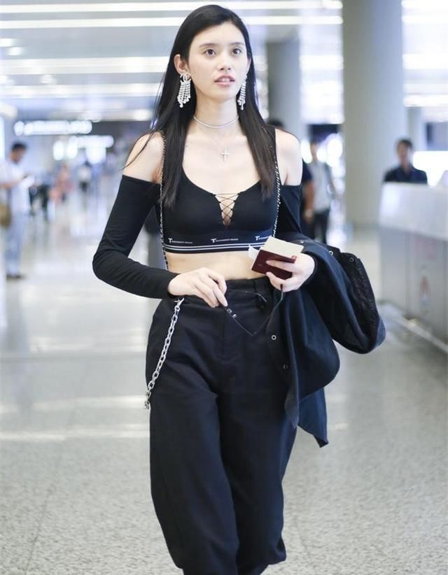 奚梦瑶6月底狂刷机场街拍，蜂腰、长腿超模也是性感姑娘