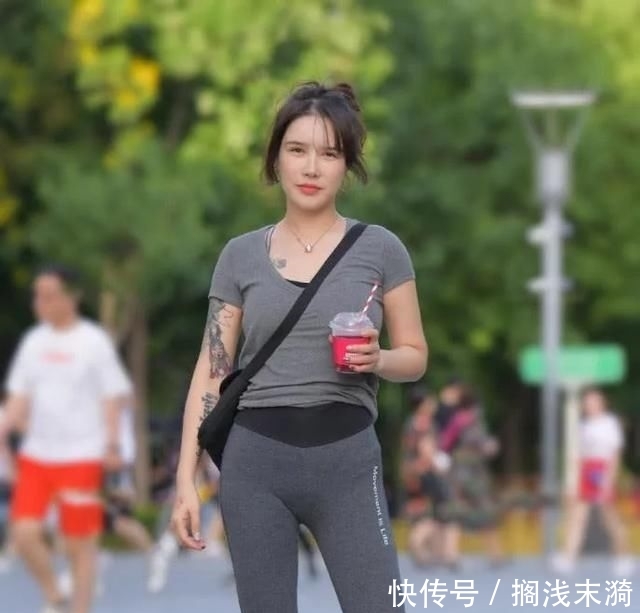  凸显@街拍:简约时尚的打底裤穿搭,高腰的设计,更凸显迷人身姿