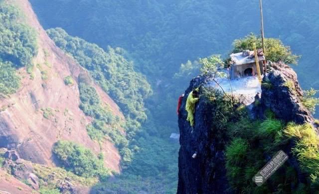 中国最险峻寺庙，建在海拔818米峰顶上，村名用命烧香日赚万元