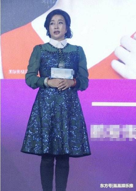 刘晓庆又来作妖!连衣裙下面搭长裤?网友直喊:简直丑出新高度!