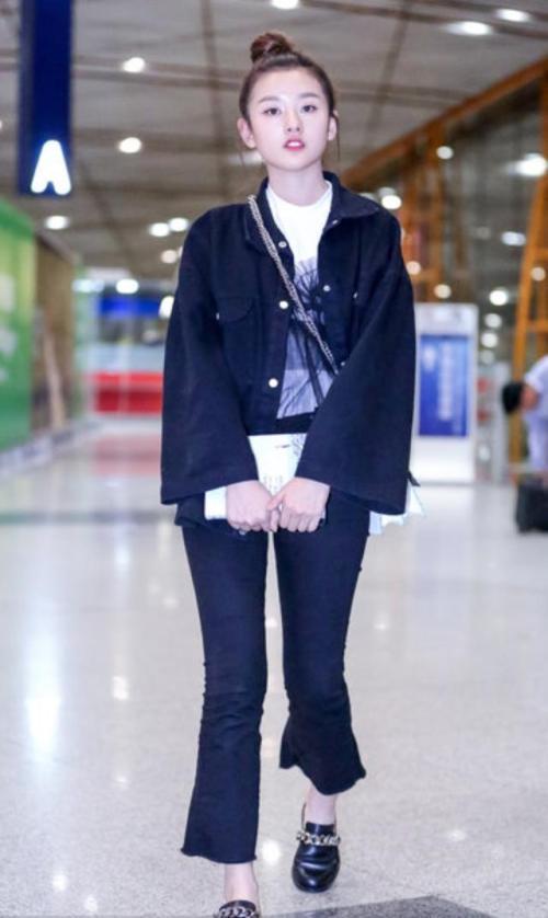 20岁宋祖儿真会穿，西装搭卫衣简直美炸了，网友：这腿看了想跪