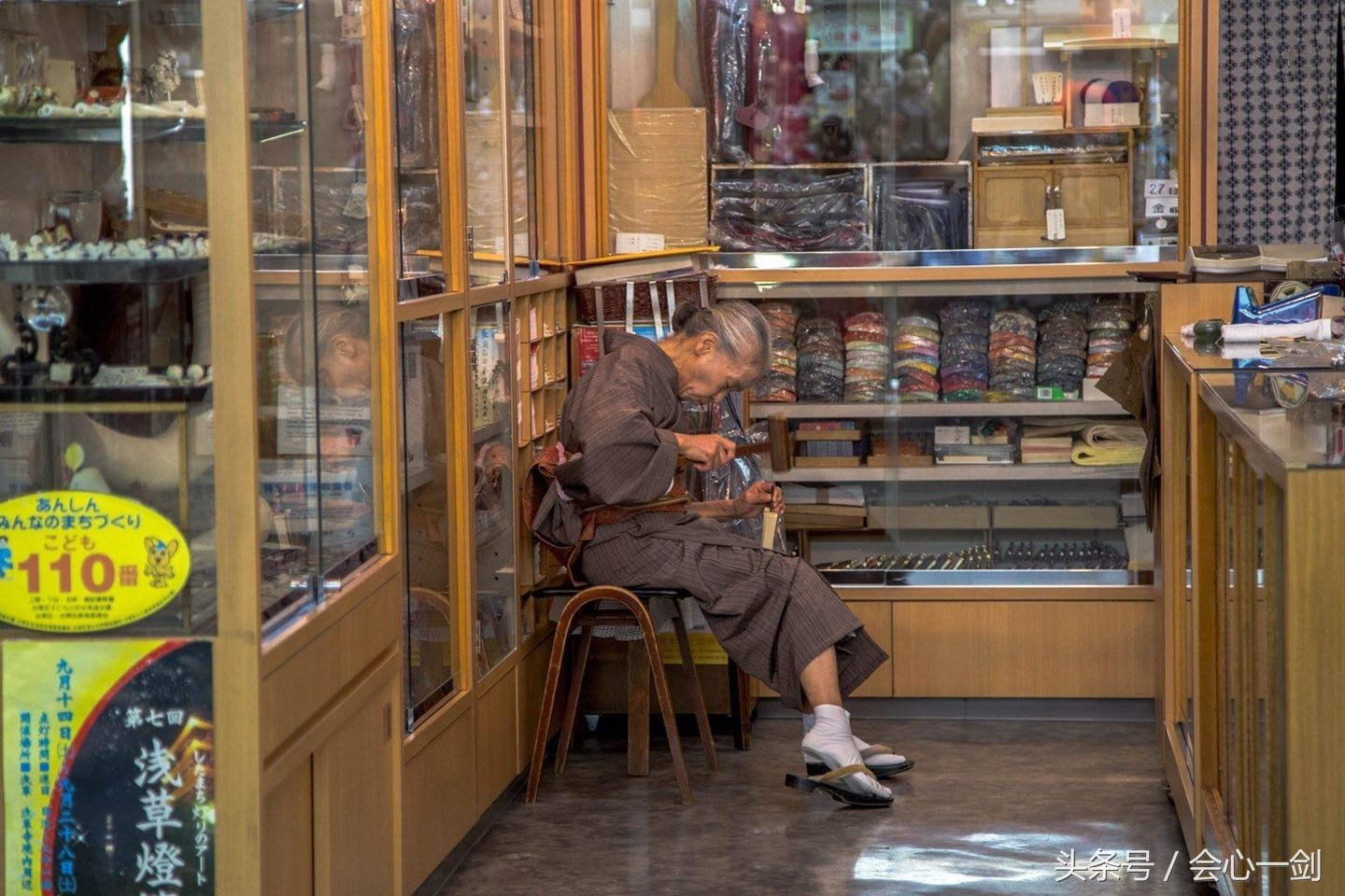 带你认识真实的日本:小孩独立上下学，女孩从小就会化妆!