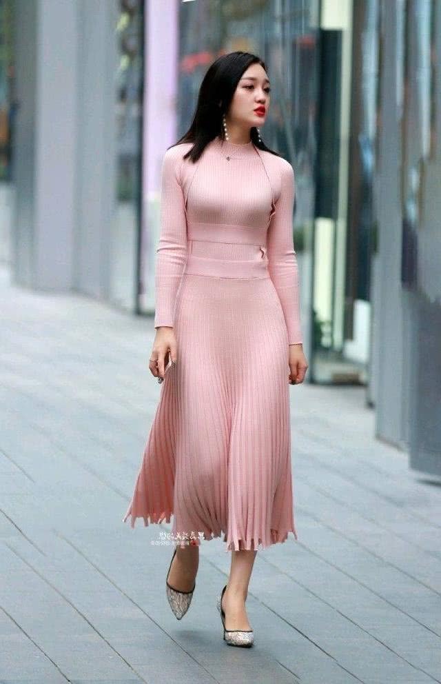 时尚尤物惊现街头，吊带紧身热裤性感迷人，图1堪称极品