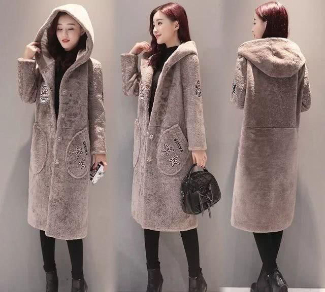  #中年#建议中年女人，过年羊羔毛外套 半身裙，搭短靴，吸睛优雅又减龄