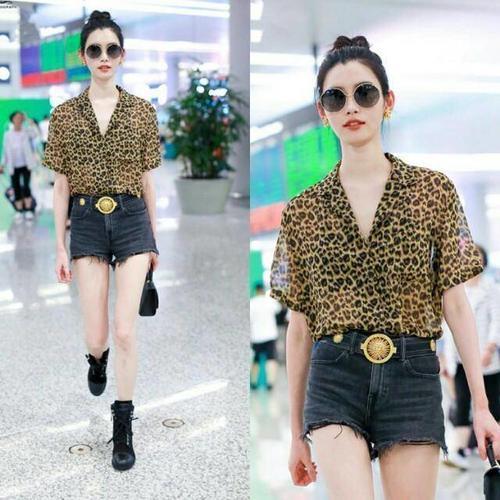 奚梦瑶身穿霸气豹纹衫，性感爆表！和李圣经，泰妍撞衫也丝毫不输