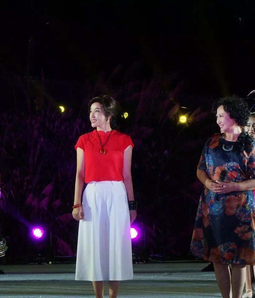 “装嫩”就服刘晓庆，64穿得像20多岁姑娘!没想到她舞技也这么好