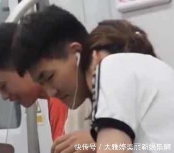 女子地铁太困靠小伙睡着,网友小伙心里乐开花了吧