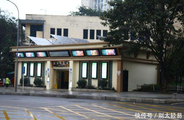 重庆的厕所火了, 张艺兴懵了, 这个热搜上的我这个重庆人一脸懵逼