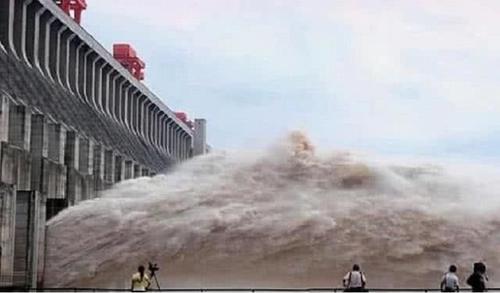 三峡大坝在泄洪时，为啥一定要把水引上天空？看完你就知道了