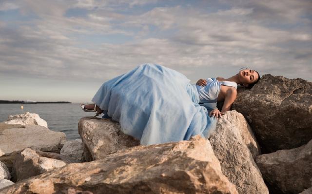 王艺穿香芋色吊带裙,性感仿佛落日女神,网友:被你美哭了!