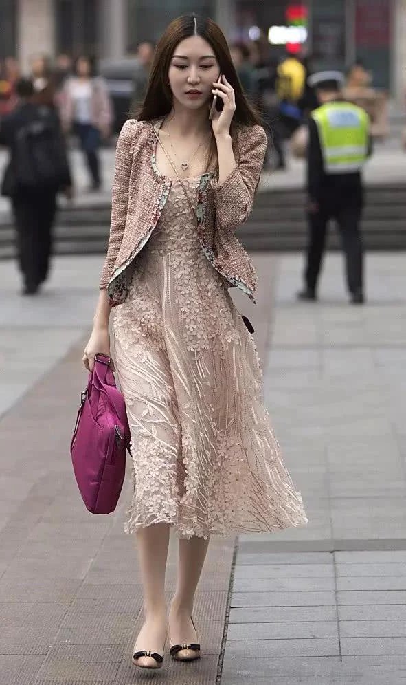 知性小姐姐一身长裙，包裹出肥硕的身材，走路的姿态尽显成熟味儿