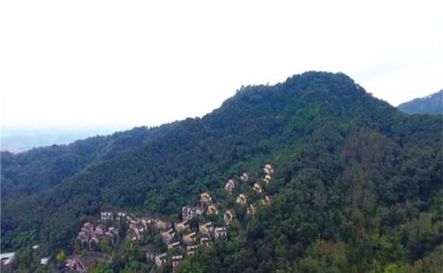 四川大山里发现一片别墅,周围都是原始森林,为何要在此建房子