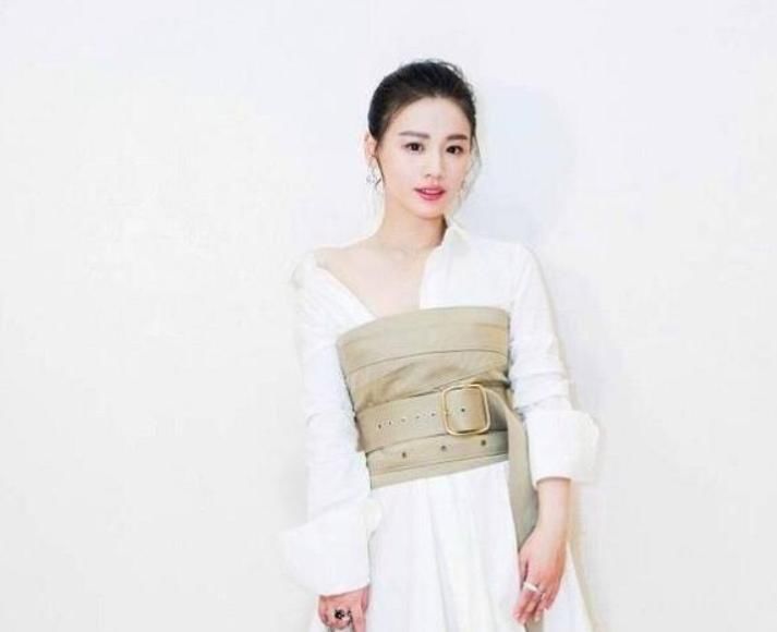  [身骨架大]骨架大的女人，穿搭十有九错，4个技巧教会你，怎样穿出纤细感
