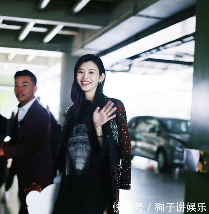 奚梦瑶胆真大! 在牛仔外套穿披肩, 网友: 个子高就是敢穿!