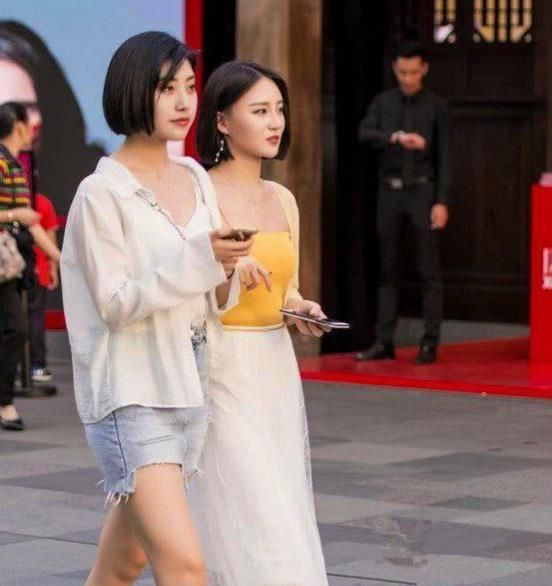  『面带微笑』街拍：面带微笑的美女，一件黑色的上衣配黑色短裙，时尚美丽大方