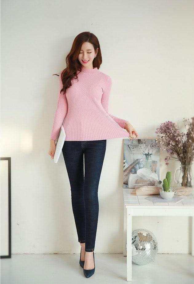 紧身裤穿出妹子的温婉女人味，更显性感美腿迷人的身姿