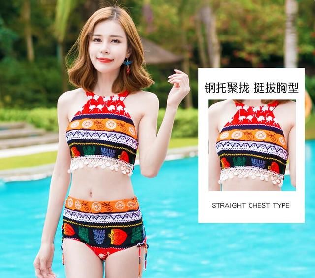 复古时尚的比基尼泳衣,显得美女肌肤白皙身段优美,迷人魅力更足