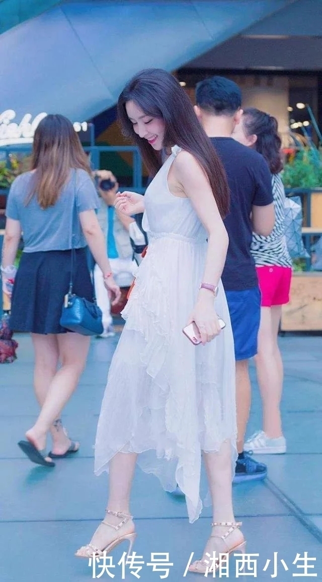 街拍：小姐姐白色连衣裙十分优雅有气质，甜甜的笑容十分有魅力！