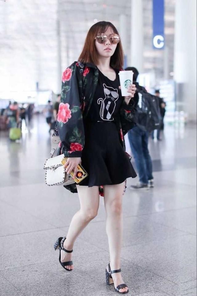 张靓颖素颜现身皮肤松弛和以往判若两人,网友:岁月是把杀猪刀!