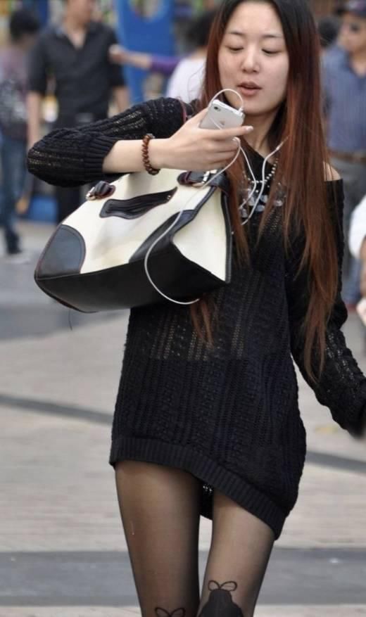 街拍:美女你这打扮，男友心真大!