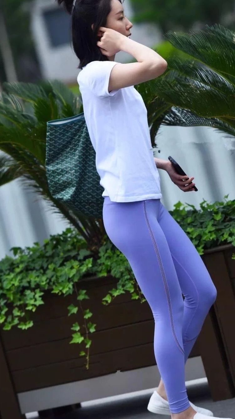 街拍丨超可爱的丸子头小姐姐，穿紧身裤身材好撩!