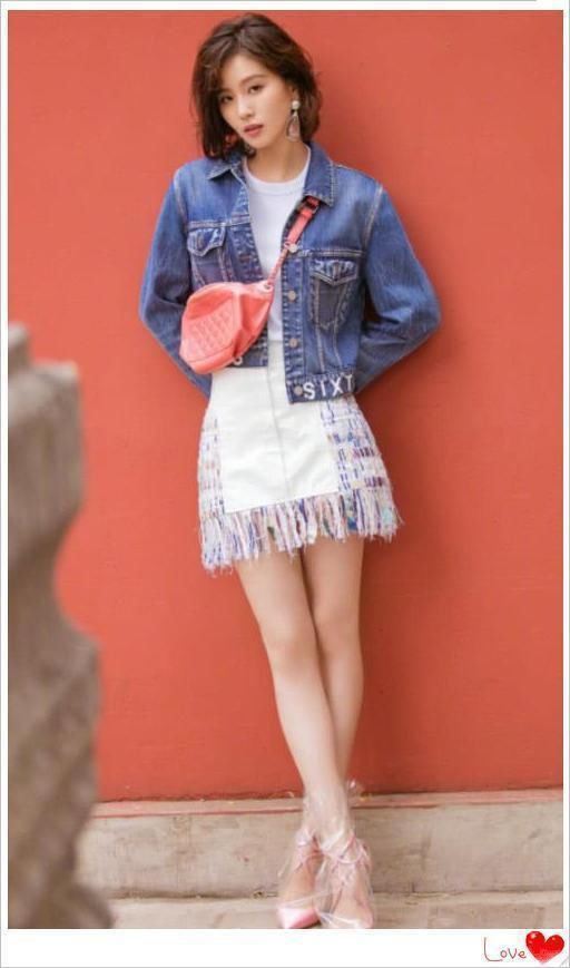 刘诗诗开启高跟鞋潮流，网友：外面那个塑料袋是什么，不怕摔倒