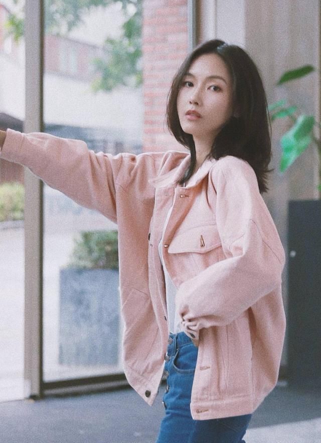  #能体现出#成熟女人不要再穿大地色了，亮色的服装更显女人味，优雅又气质