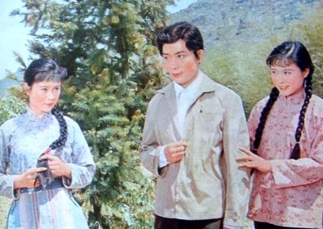  「成名」她出道于《小字辈》，主演《梅花巾》成名