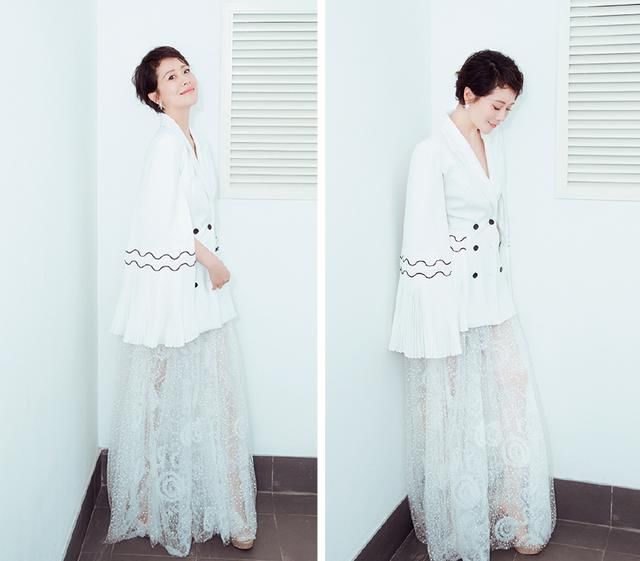 海清出席活动亮点满满，黑西装和领口的镂空，都没这条印花裙抢镜