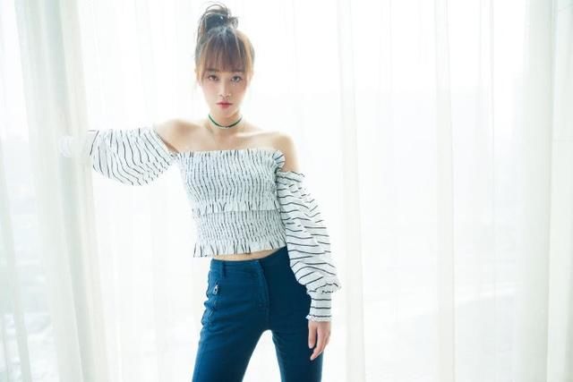 蓝盈莹真猛！这么窄的尖头高跟也要硬塞进去，网友：心疼39码的脚