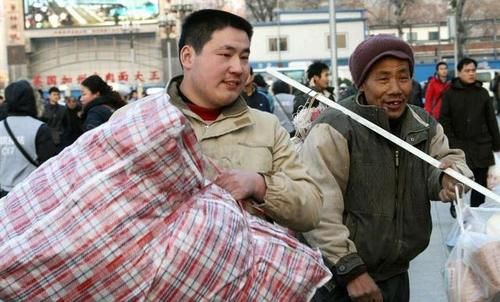  【外出】近年农村，外出打工又出“新怪象”，农民已经习以为常