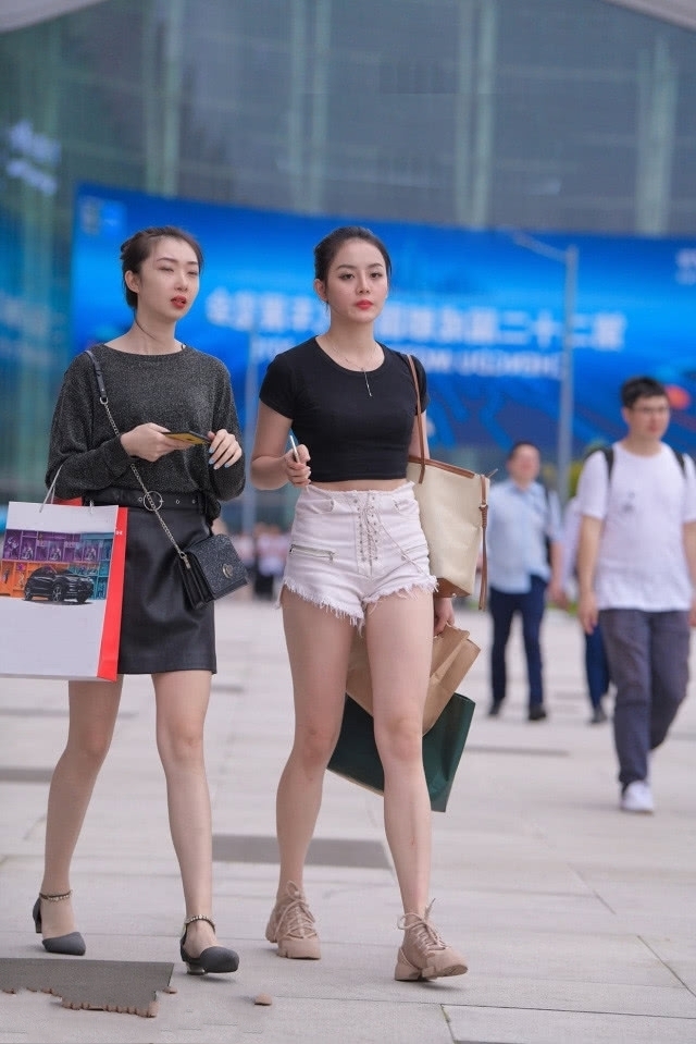  「穿搭」路人街拍，美女搭配露脐吊带背心，性感十足