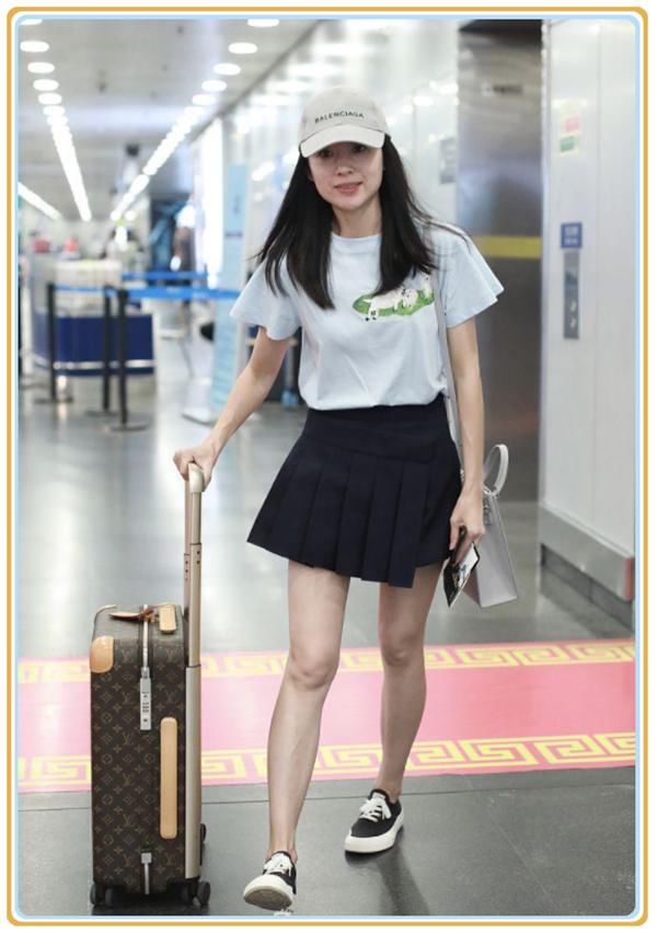 董洁是有多嫩？38岁穿百褶裙美成初恋，撞上29岁沈梦辰都一点没输