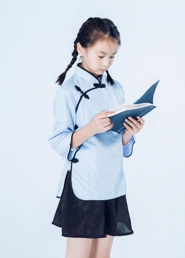 森蝶成大美女了！穿民国学生装大长腿抢镜，网友：基因强大！