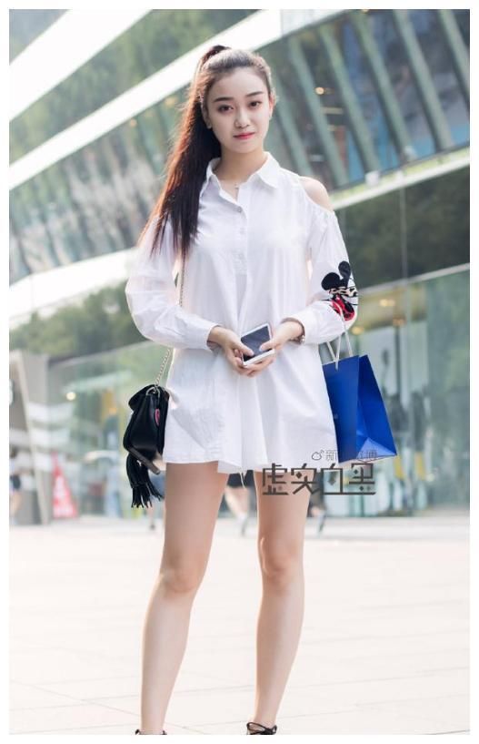 街拍：白色背心搭配时尚休闲短裤，双腿修长皮肤白皙