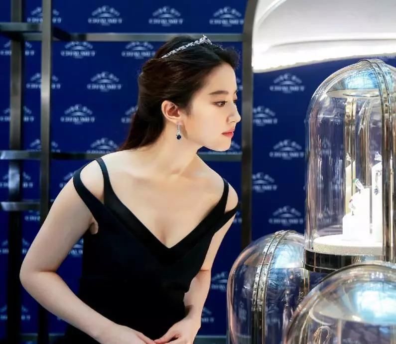 杨紫与朴信惠同框比美!一直被指颜值不高的她，这次靠珠宝逆袭?