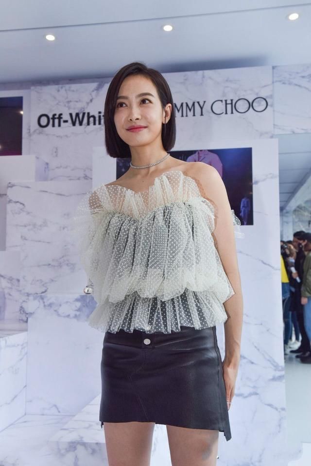 32岁宋茜趴在床上凸显S曲线身材，网友：真是少有的性感啊！