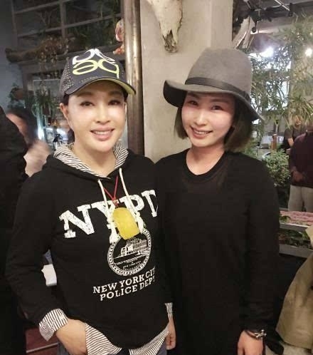 #显得#刘晓庆别装年轻了，脖子上的皱纹真藏不住，怎么看都是老年人！