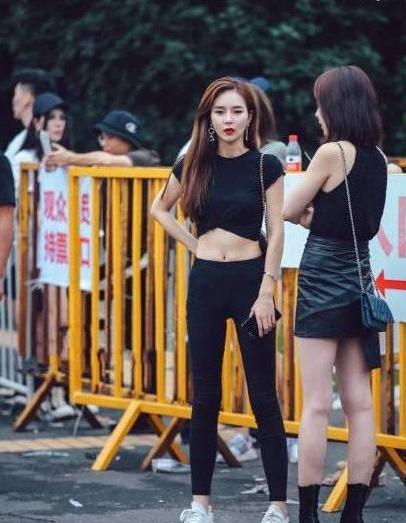 光彩照人的打底裤美女,充满了成熟女人味