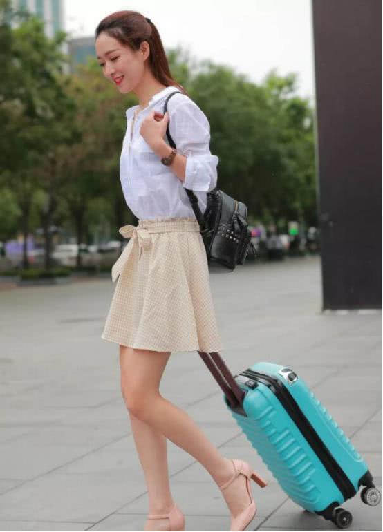 短裙搭配上高跟鞋，大长腿就呼之欲出，女神气质挡都挡不住！