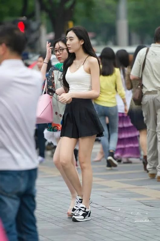 时尚吊带背心搭配淑女超短裙，时尚的穿搭走在街上吸睛无数