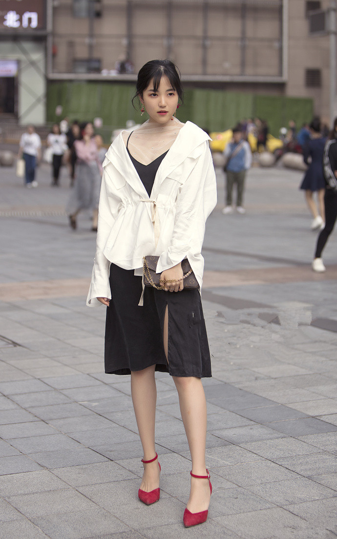 街拍，气场强大的女生，这样穿不但干净利落而且尽显身材