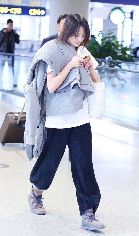 郑爽:素颜出现机场，身穿黑色T恤，素颜可是无人能比!