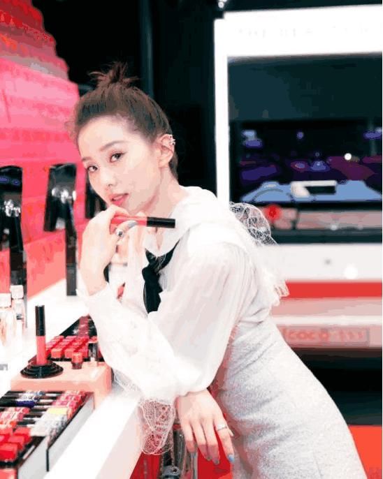 刘雯穿泡泡袖气质惊呆，景甜也是甜美可人，最有气质的还是刘诗诗