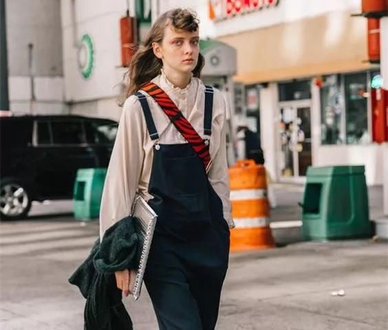 背带裤里搭什么？当然是这三件衣服啦，夏天这么穿才有范儿