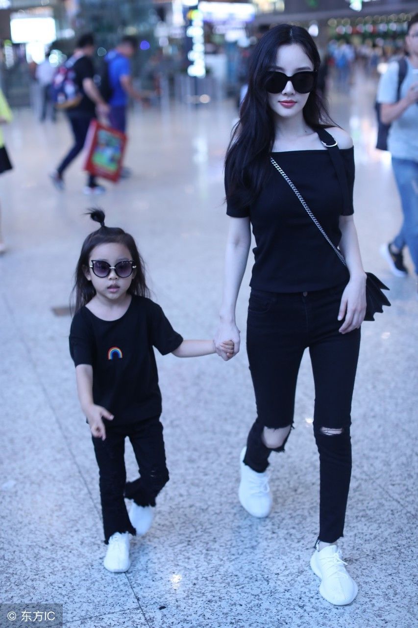 李小璐黑色眼镜破洞牛仔裤带甜馨，秒显时尚!网友:还是那么美!