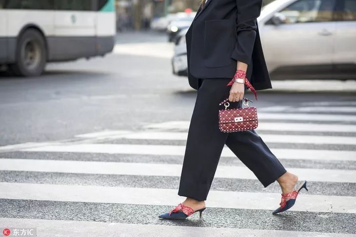 时髦办 | 我的大长腿，是尖头深V穆勒鞋宠出来的!