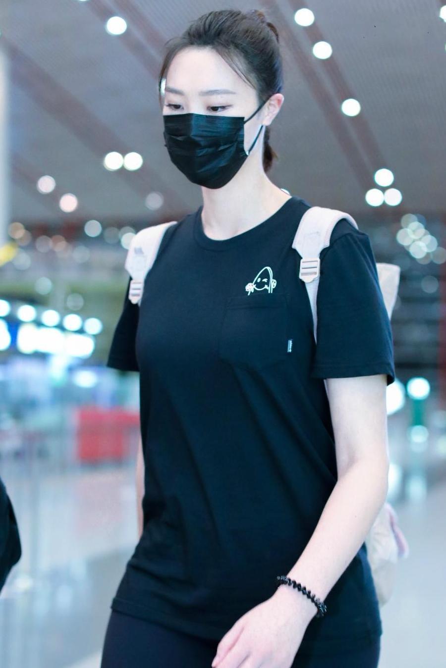 惠若琪的上衣不够长, 也敢下半身只穿打底裤, 网友: 为了显腿长呗