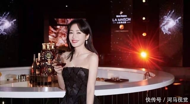 滤镜■穿丝绒抹胸裙秀香肩美腿，“白月光”果然不一般，秦岚自带滤镜美